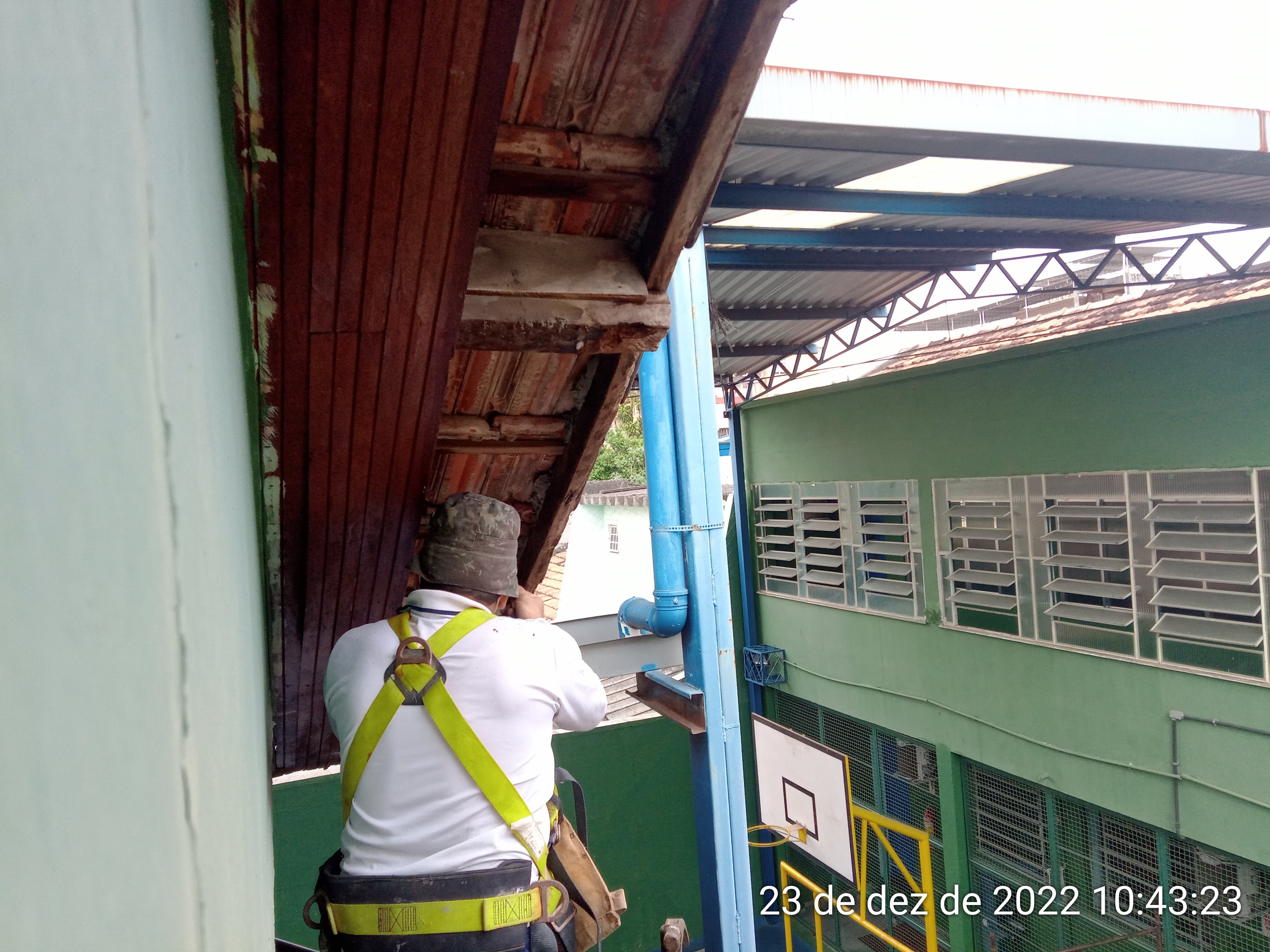 troca de telhado numa escola em Colégio/RJ